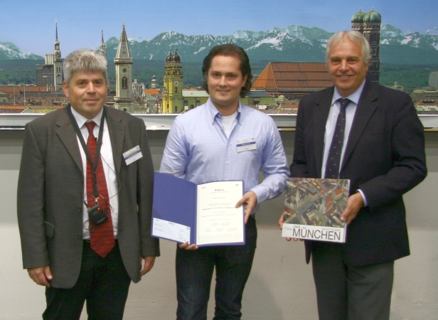 PIA11 Best Paper Award presented to Philipp Meixner by Uwe Stilla und Franz Rottensteiner. Foto: Rottensteiner, Meixner, Stilla
